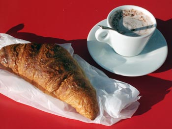 Croissant und Cafe - Frühstück in Frankreich